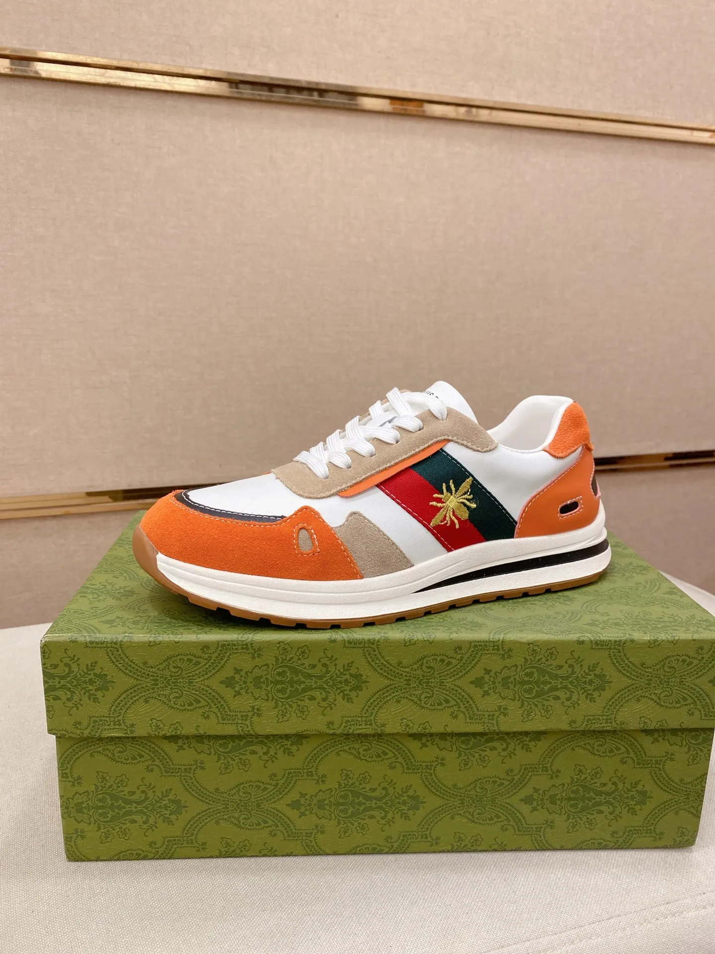 Men's shoes 💰 420💰🇮🇹🇮🇹GUCCI (Gucci) top 🔍🔍 new models are on sale at the same time, uppers 🇮🇹 imported first-layer cowhide from Italy. Fully imported genuine leather lining💪💪, completely 1⃣️ to 1⃣️🇮🇹💪💪, ⚠Sole: Original sole provided by the original factory, exclusive movable molded sole super comfortable, ⚠Original factory single goods, 🔍🔍high quality, you can come in and out at will, welcome to compare⚠. Code number:38-44